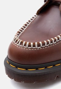 Dr. Martens LOWELL UNISEX - Καθημερινά παπούτσια με κορδόνια - butterscotch orleans