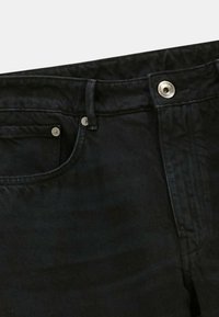 Jean en denim noir avec poches avant, passants de ceinture et fermeture à bouton argenté à la taille.