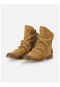 Stivaletti in suede marrone con un design morbido, cerniera laterale e punte rotonde. Materiale testurizzato e bordi leggermente consumati per un look informale.