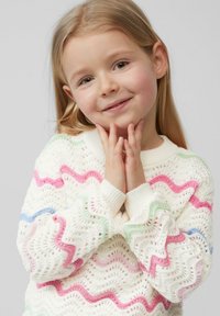 Pull en tricot blanc présentant un motif ondulé en rose, vert et bleu. Le design a une maille lâche et des poignets côtelés.