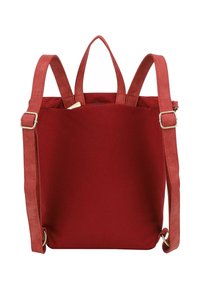 Mochila de tela roja con correas ajustables, un asa superior, forma plana y cierre con cremallera. Diseño minimalista sin patrones visibles.