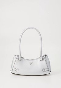 Sølvveske med teksturert overflate, buet silhuett, doble håndtak og metalldetaljer. Har en geometrisk logo på forsiden.