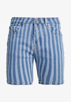 Jeansshorts mittlerer Länge mit vertikalen hell- und dunkelblauen Streifen, ausgestattet mit Gürtelschlaufen, Vordertaschen und einem Knopfverschluss.