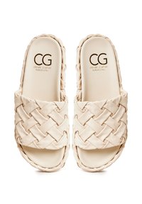 Beige geweven slip-on sandalen met een textuurleer bovenkant en een glad voetbed; met een logo in goud gestempeld op de binnenzool.