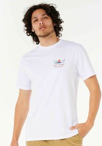 Hvid bomulds T-shirt med et lille multicolor grafik af en sol og palmetræer, rund halsudskæring og korte ærmer.