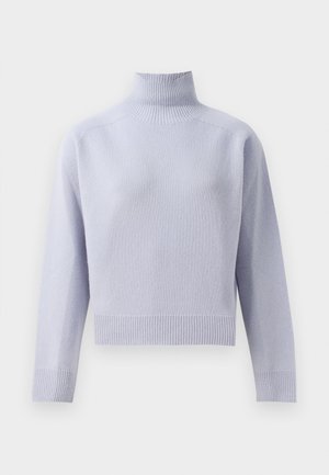 Helllila geripptes Rollkragenpullover mit langen Ärmeln und einem kurz geschnittenen Saum, auf einem weißen Hintergrund präsentiert.
