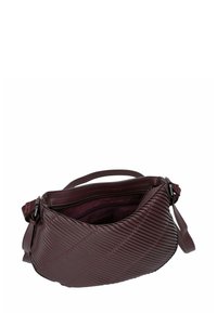 Burgunderfarbene Lederhandtasche mit diagonaler Rippstruktur, einem Reißverschlussverschluss und verstellbarem Träger, ausgestattet mit einem geräumigen Innenraum.