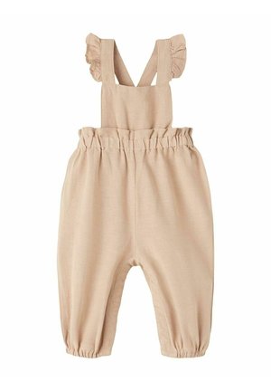 Beżowy kombinezon niemowlęcy z falbanowatymi ramiączkami, marszczoną gumką w talii oraz elastycznymi mankietami przy kostkach.