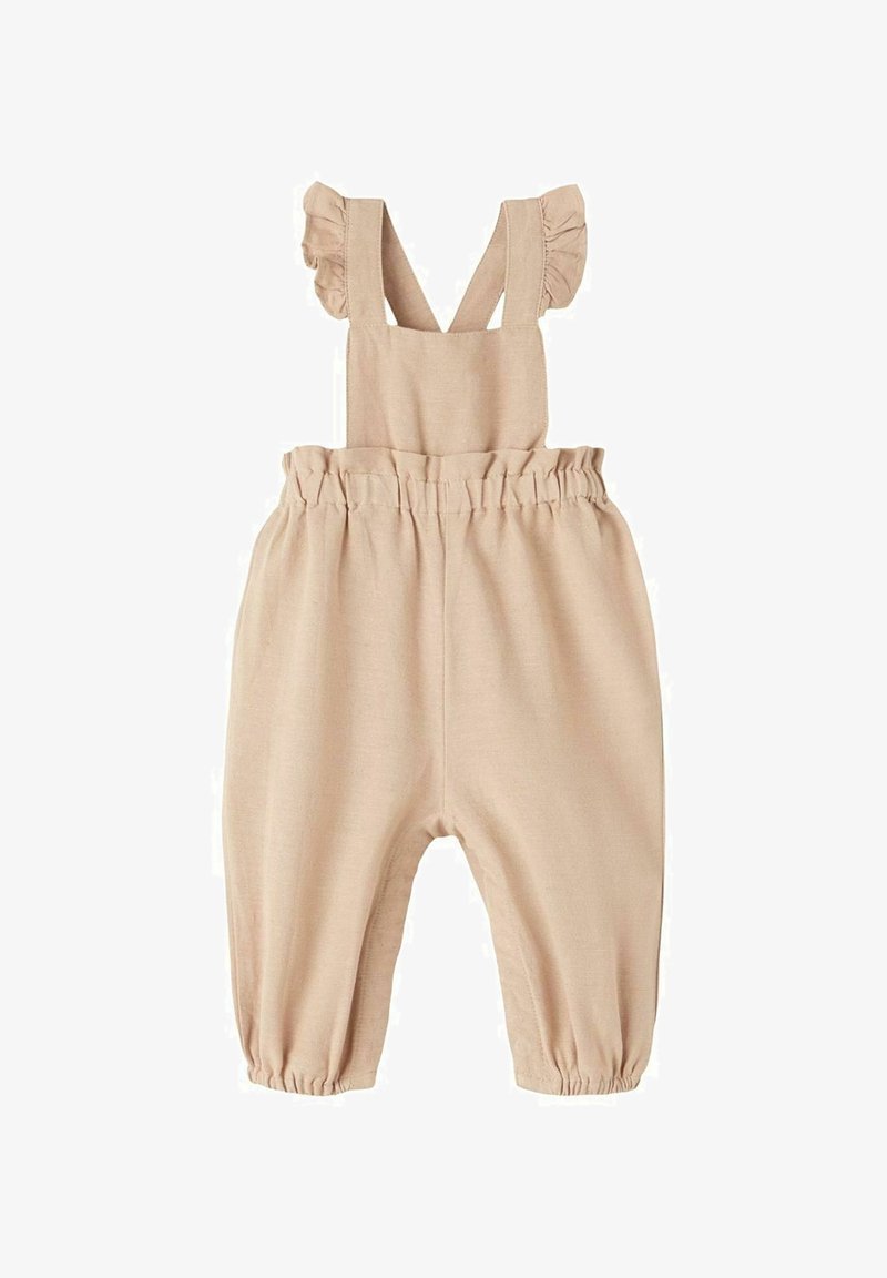 Barboteuse pour bébé couleur sable avec bretelles à volants, taille élastiquée froncée et poignets aux chevilles élastiqués.