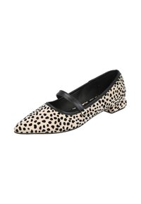 Zapatos Mary Jane de charol con estampado de leopardo, puntera afilada, tira de cuero negro y tacón bajo. Parte superior suave y texturizada con acentos en negro contrastantes.