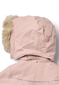 Różowa kurtka parka z kapturem wykończonym sztucznym futrem, zatrzaskami oraz gładkim, wodoodpornym materiałem z odblaskowymi detalami.