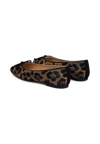 Bailarinas con un diseño de estampado de leopardo en cuentas negras y doradas, con un ribete de ante negro y un detalle de lazo en la punta.