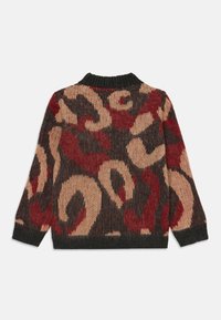 Maglione lavorato a maglia con un colletto a coste nero, caratterizzato da un audace motivo astratto nei toni del rosso, beige e marrone. Tessuto texturizzato.