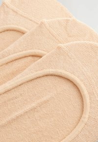 Drei beige Stoffoberteile mit runden Ausschnitten, die ein strukturiertes Strickmuster und glatte, fertiggestellt Kanten aufweisen.