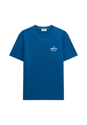 T-shirt blu semplice a maniche corte con piccolo logo e scritta GAS bianca sul petto sinistro, esposta su sfondo bianco.