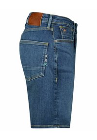 Pantalones cortos de mezclilla azul con bolsillo trasero, parche de marca de cuero, pequeños detalles de X cosidos y pasadores para cinturón, mostrados de lado.