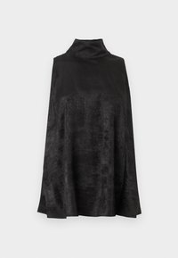 Zwarte poncho met een hoge kraag, gemaakt van zachte, gestructureerde stof. Heeft een vloeiende uitstraling en is knielang met een lichte glans.