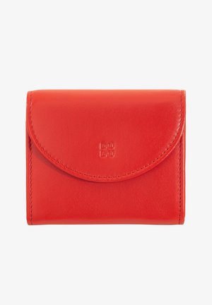 Rote Lederbörse mit einer abgerundeten Klappe, glatter Textur, geprägtem Logo und kontrastierenden Nähten entlang der Kanten.