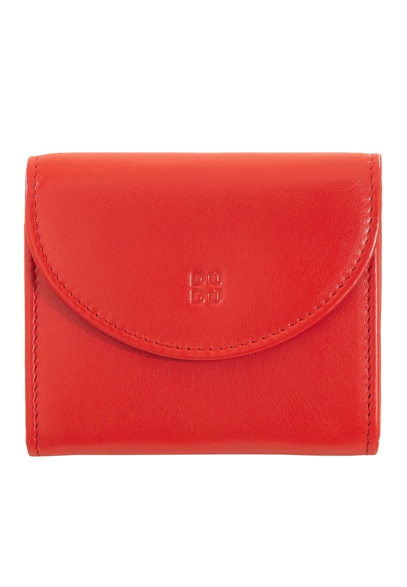Portafoglio rosso in pelle con chiusura a patta arrotondata, texture liscia, logo impresso e cuciture a contrasto lungo i bordi.