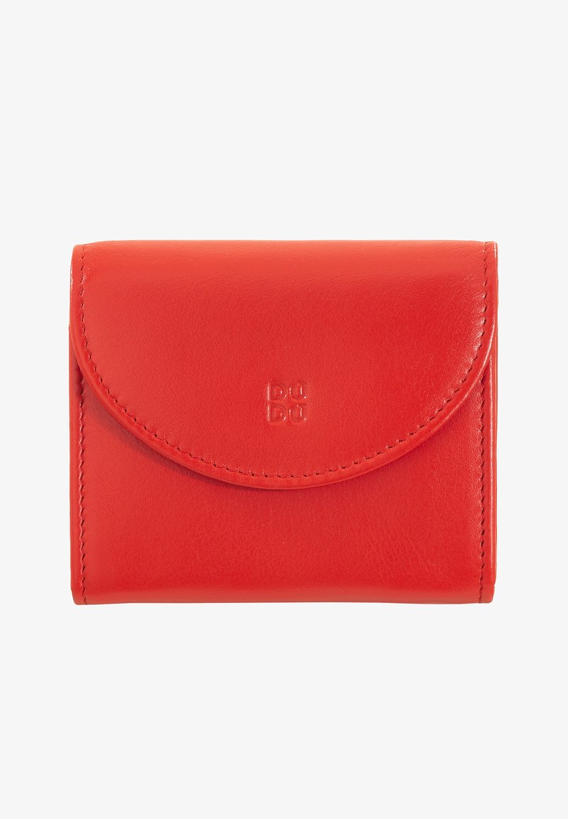 Portafoglio rosso in pelle con chiusura a patta arrotondata, texture liscia, logo impresso e cuciture a contrasto lungo i bordi.