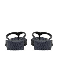 Chanclas negras con suelas texturizadas de color gris oscuro y correas en forma de corazón. Las suelas presentan un diseño trenzado que proporciona mayor agarre y comodidad.