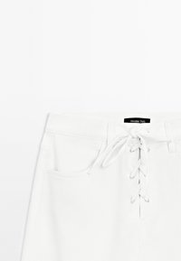 Massimo Dutti FLARED HIGH-WAIST - Široké džíny - white