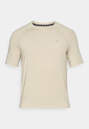 Kratki rukav bež majica izrađena od glatkog materijala. Ima okrugli izrez i suptilan logotip na prsima, s jednostavnim dizajnom i bez uzoraka.