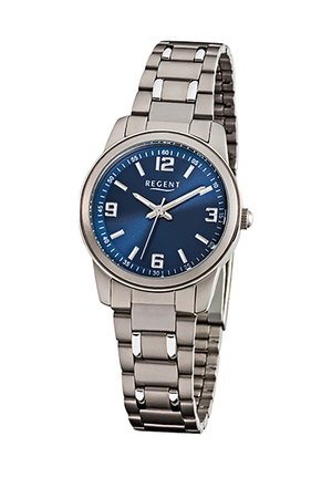 Silberne Metall-Armbanduhr mit blauem Zifferblatt, das weiße Stundenmarkierungen und Zeiger zeigt, Marke "REGENT", Uhrzeit 9:10:37.