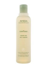 Gel liquide Aveda Confixir dans une bouteille claire avec une teinte jaune pâle. Il possède un capuchon vert et un texte imprimé. Convient aux cheveux fins à moyens.