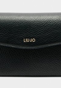 Crni kožni novčanik s teksturiranom površinom, s diskretnim zakrivljenim preklopom i zlatnim logotipom "LIU.JO".