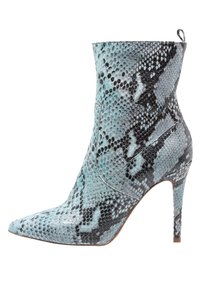 Pekig tå ankle boot i blå och svart ormskinnsläder. Har en stilettklack och en slät yta med en elegant, åtsittande design.