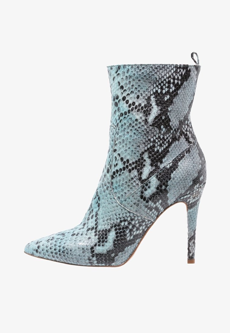 Pekig tå ankle boot i blå och svart ormskinnsläder. Har en stilettklack och en slät yta med en elegant, åtsittande design.