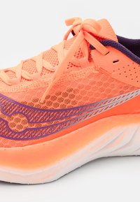 Saucony ENDORPHIN PRO 4 - Katujuoksukengät - viziorange