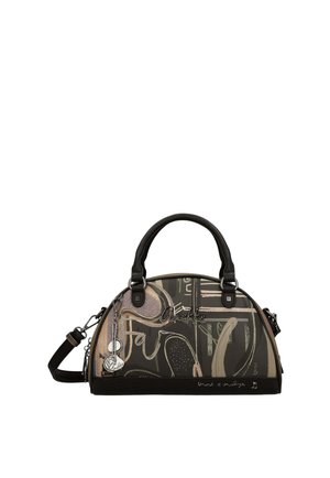 Piccola borsa a forma di cupola con manici neri, motivi astratti beige e marroni e ciondoli in metallo su una tracolla removibile.