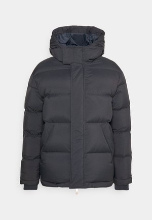 Geacă puffer neagră cu guler înalt și glugă, având secțiuni matlasate, închidere cu fermoar pe față și manșete ribbate. Textură netedă.
