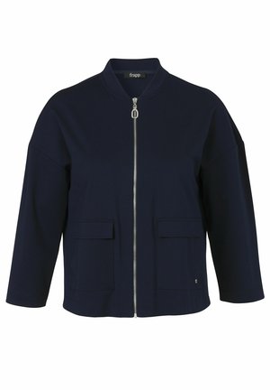 Marineblauwe jas met ritssluiting, lange mouwen, twee voorzakken met klep en een ronde kraag, label "frapp" aan de binnenzijde van de kraag.