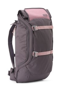 Sac à dos gris foncé et rose avec deux sangles avant réglables et bretelles rembourrées, en position verticale.