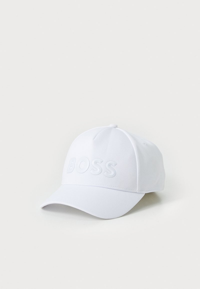 Hvit baseballcaps laget av teksturert stoff med et preget "BOSS"-logo foran og en buet skjerm.