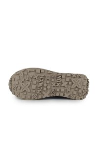 Suela de zapato de goma con una superficie texturizada y estampada. Presenta formas geométricas en relieve y el logo grabado "MUNICH 939" en color beige.