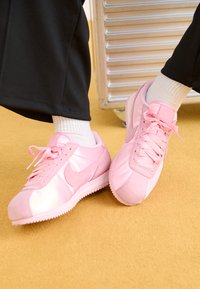 CORTEZ SE TREND - Sapatilhas - med soft pink/pink ice