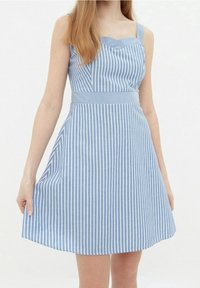 Gestreiftes Kleid in Blau und Weiß mit tailliertem Oberteil, quadratischem Ausschnitt und A-Linie-Rock, aus leichtem Stoff hergestellt. Mit einem Taillenbund akzentuiert.