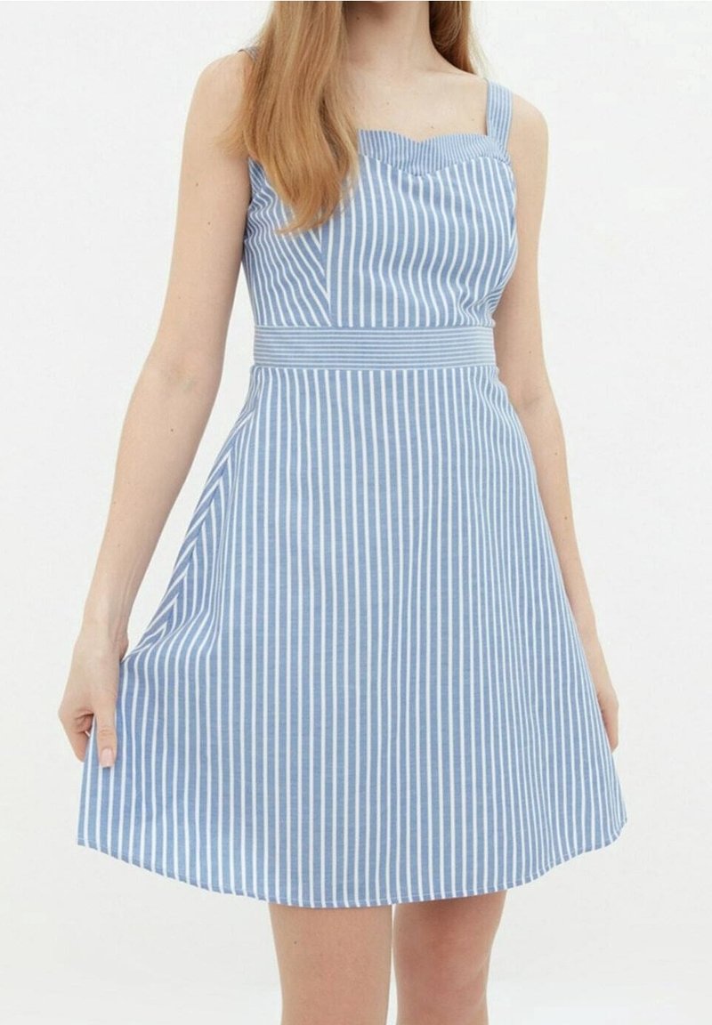 Gestreiftes Kleid in Blau und Weiß mit tailliertem Oberteil, quadratischem Ausschnitt und A-Linie-Rock, aus leichtem Stoff hergestellt. Mit einem Taillenbund akzentuiert.