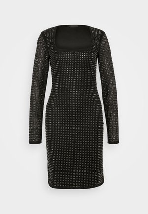 Zwarte jurk met lange mouwen en een vierkante halslijn, versierd met metallic studs in een ruitpatroon over een gestructureerde stof.