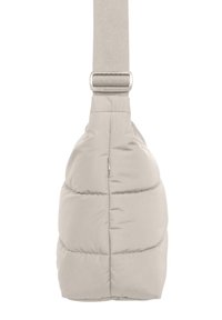 Borsa a tracolla imbottita beige con superficie testurizzata, dotata di una tracolla ampia e hardware metallico. Forma compatta e curva con una tasca con zip.