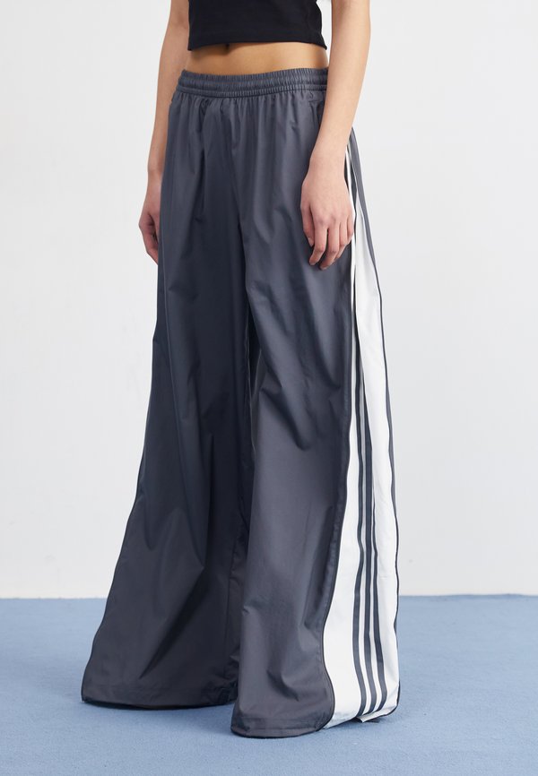 ADILENIUM SEASONAL 3 ZIP TRACK WIDE - Tracksuit bottoms3