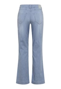 Jean en denim bleu clair avec une coupe droite, poches arrière, passants pour ceinture et une étiquette de marque sur la ceinture.