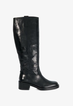 Botte en cuir noir de hauteur genou avec une texture lisse, un talon carré et un design de couture simple. Comprend une languette de tirage en haut.