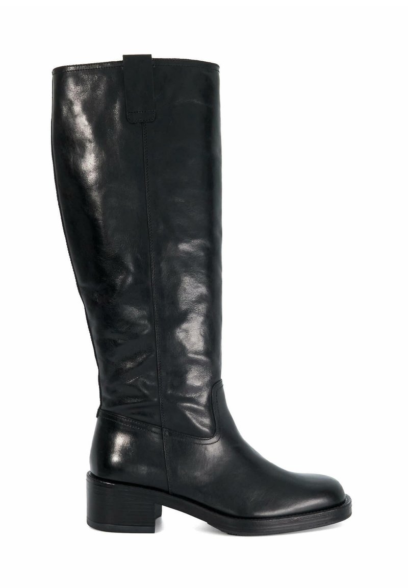 Botte en cuir noir de hauteur genou avec une texture lisse, un talon carré et un design de couture simple. Comprend une languette de tirage en haut.