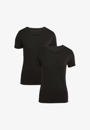 Czarne koszulki z krótkim rękawem, z okrągłym dekoltem, gładką teksturą i dopasowanym krojem; dwie koszulki wyeksponowane, jedna częściowo nakładająca się na drugą.