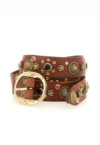 Cintura in pelle marrone con una grande fibbia dorata testurizzata, caratterizzata da vari borchietti decorativi rossi, neri e blu su tutta la superficie.